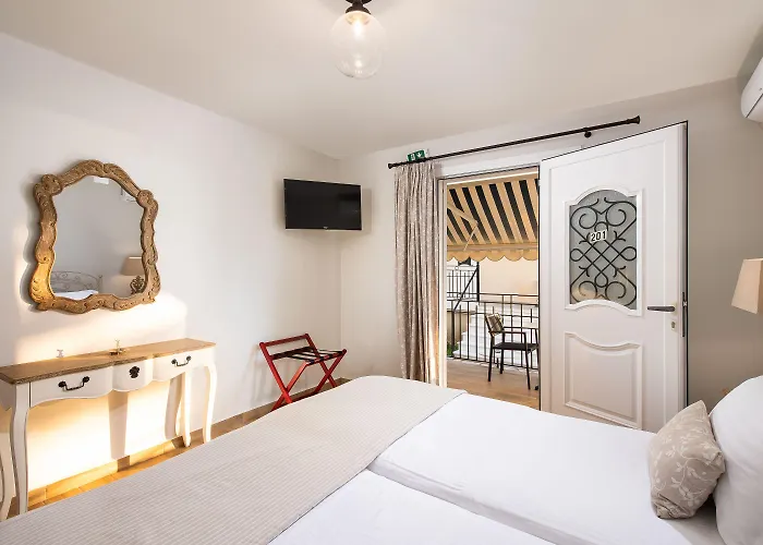 Barefoot Contessa Hotel