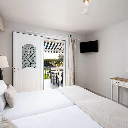 Barefoot Contessa 2* Lourdata (Kefalonia)