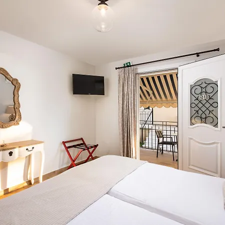 Barefoot Contessa Hotel